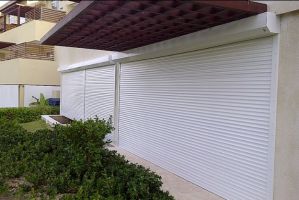 Shutters anti-huracán con motores y sistemas electrónicos, que garantizan la seguridad en su hogar o negocio.