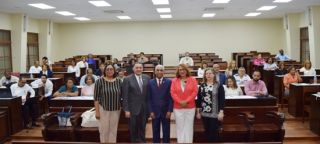 Autoridades posan junto a directores y coordinadores que asistieron a la actividad.