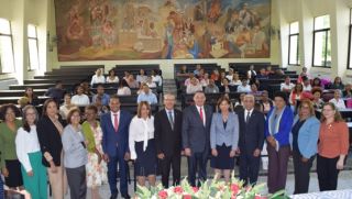 Autoridades y maestrantes que asistieron al acto de apertura de los programas de maestrías.