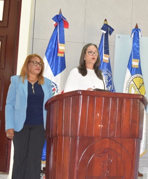 Las maestras Juana Lizardo Salas y Tomasina Ulloa coordinadoras de los programas de maestría.